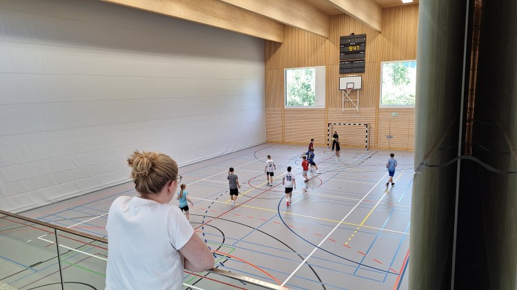 Auch%20Lehrpersonen%20schauten%20das%20eine%20oder%20andere%20Spiel%20von%20den%20R%C3%A4ngen