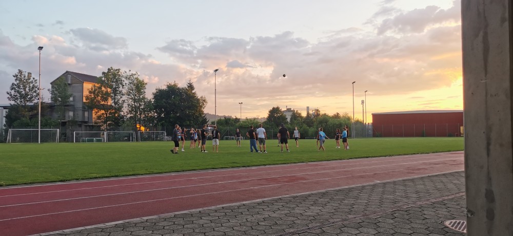 Gemeinsames%20Spielen%20auf%20dem%20Sportplatz