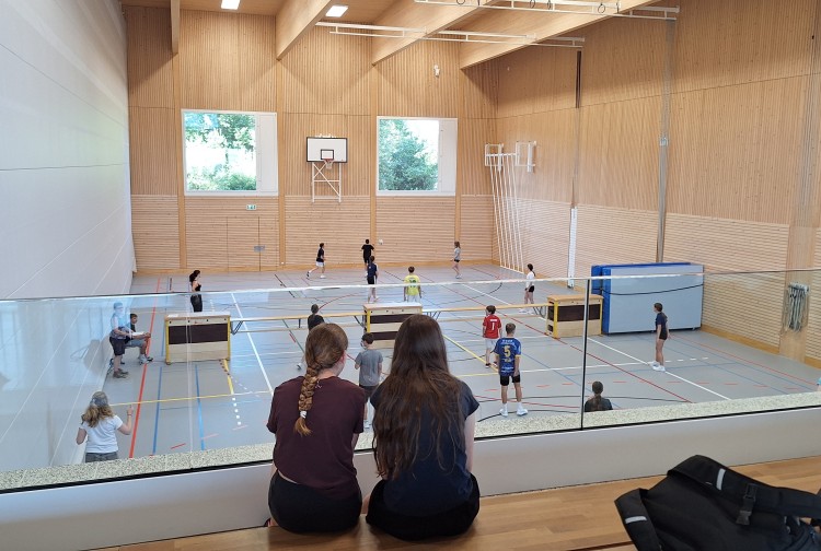 Gespannt%20wird%20Br%C3%A4tschball%20beobachtet