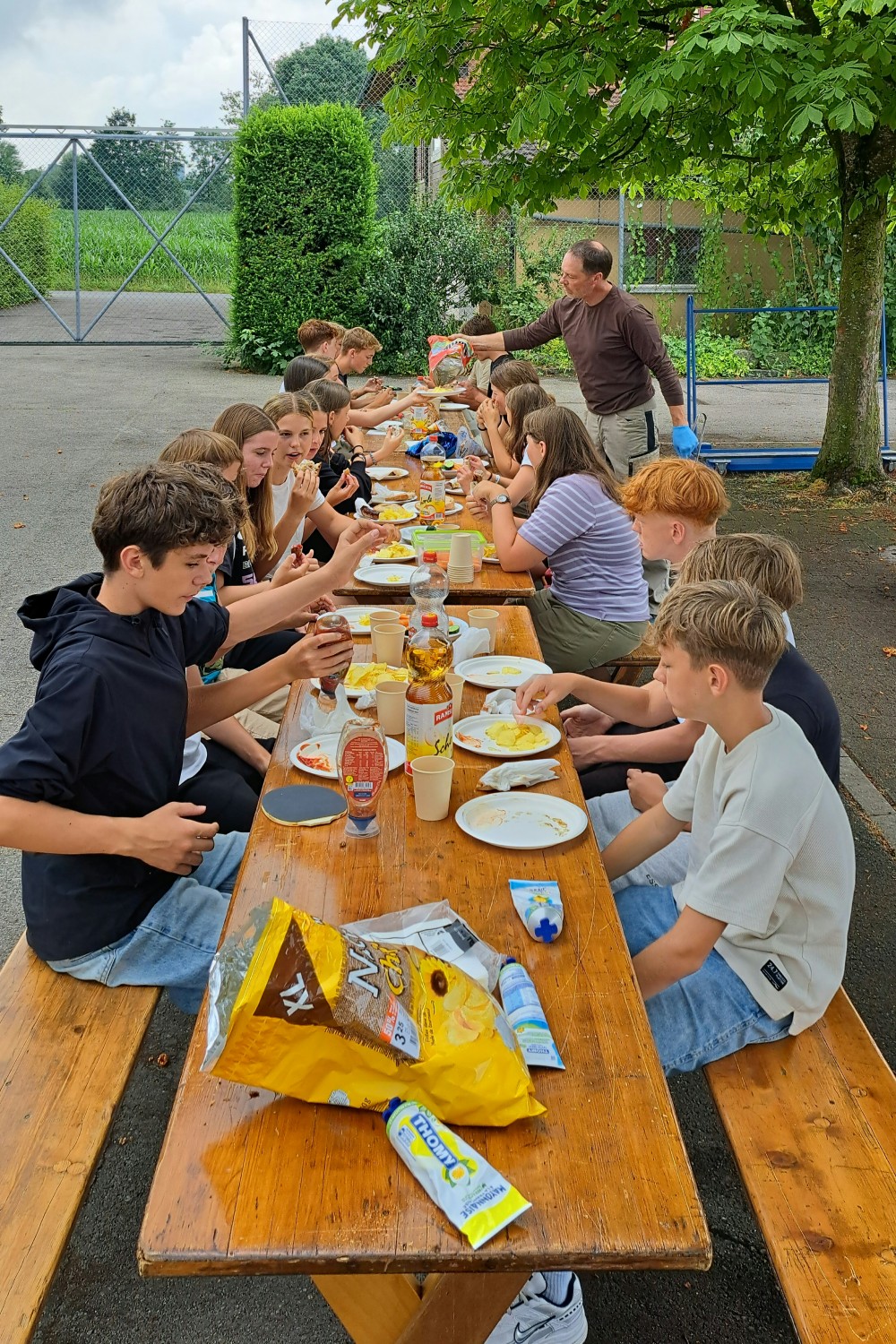 Grillparty%20auf%20dem%20Schulhausplatz