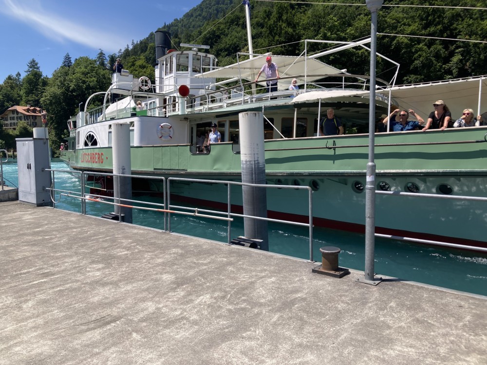 Klasse%201.2%20mit%20dem%20Dampfschiff%20L%C3%B6tschberg%20auf%20dem%20Brienzersee%20unterwegs